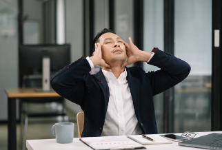 首を鳴らすのは危険？整体師の見解