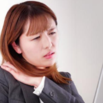 寒い朝に寝違えが起こりやすい理由