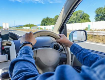 運転中に気になりだす肘の痛み