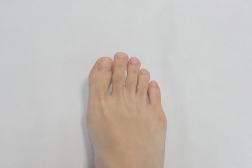 その足の小指、大丈夫？