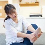 寝ているときに足がつる原因とは？