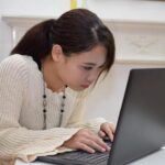 目の疲れと首の緊張の関係